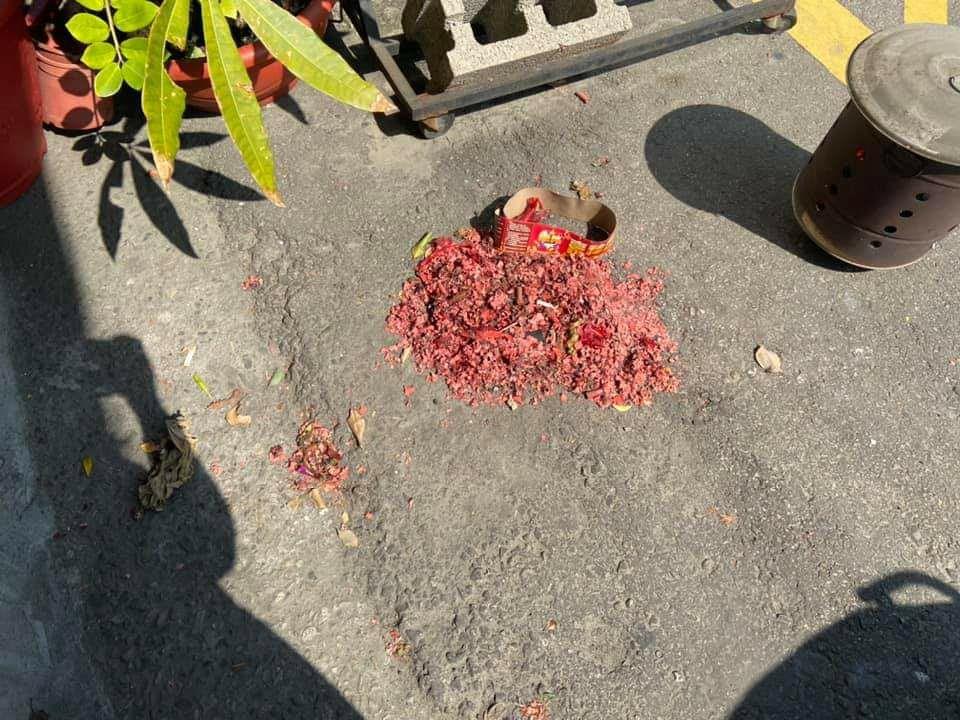 ▲初六開工有女網友一大早整理起鞭炮屑，沒想到離開一陣子回頭去看見慘況發生。（圖／翻攝自臉書社團《爆怨公社》）