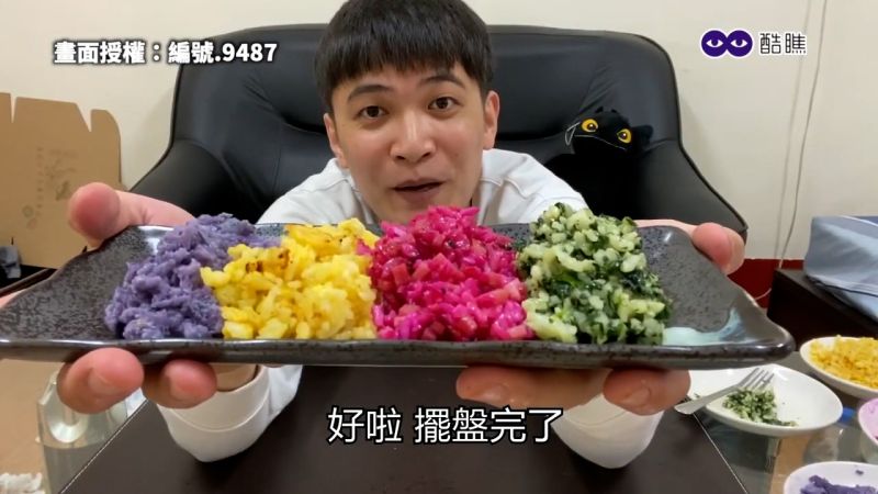 影／挑戰暗黑料理「彩虹炒飯」　網驚：我看了什麼？
