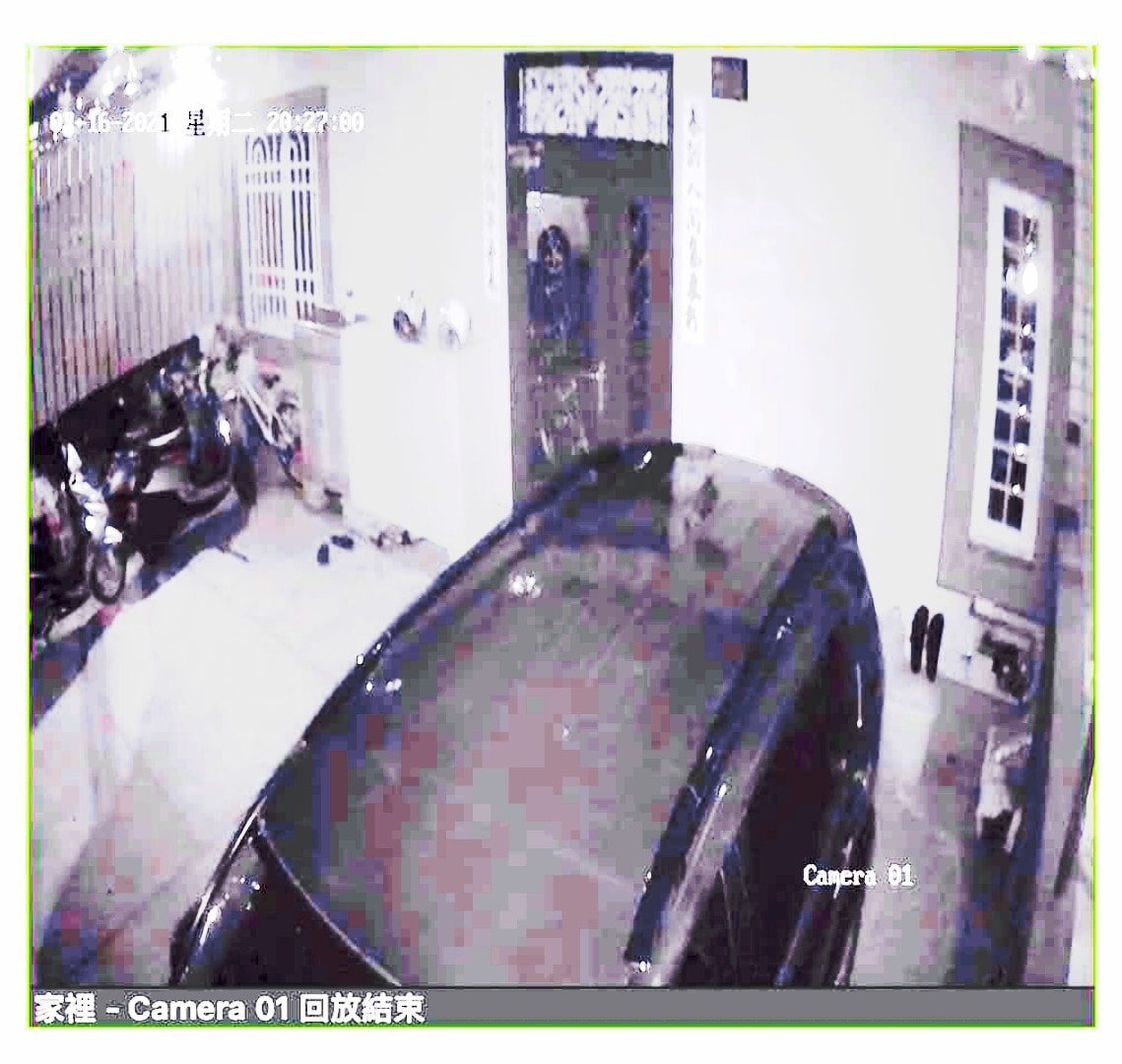 ▲大門玻璃疑似有一個長髮、臉色慘白的女子站在原地緊盯，有網友幫照片加上濾鏡，讓整張照片看起來更嚇人。（圖／翻攝自臉書社團《爆廢公社公開版》）