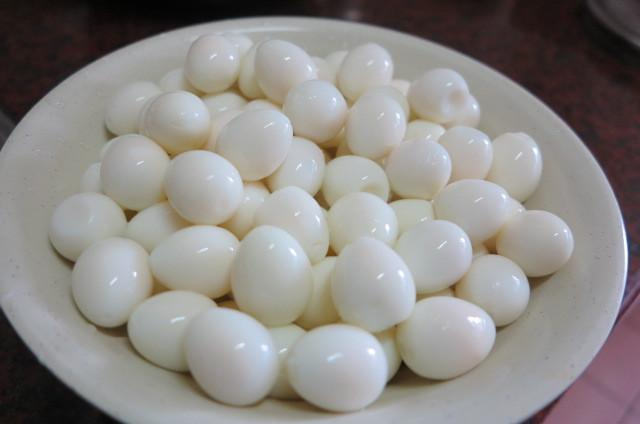 ▲目前台灣每年約有7億顆鵪鶉蛋的產量，光是台灣人就消費5億顆，其餘2億顆外銷歐美日等國家。（示意圖／翻攝自臉書粉專《台中·鵪鶉蛋·鳥蛋·買賣批發》）