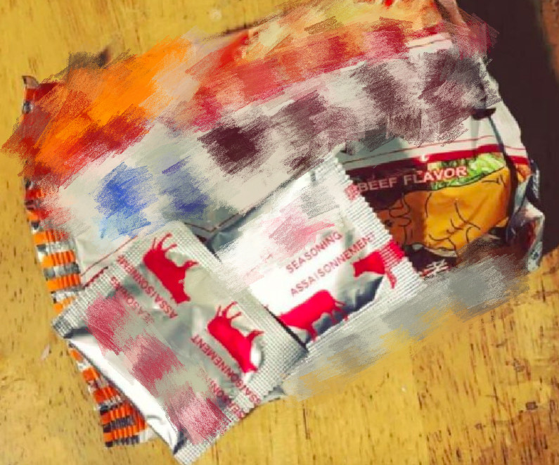 ▲而有網友則是PO出拿到同款泡麵兩包粉包的圖片。（圖／爆怨公社）