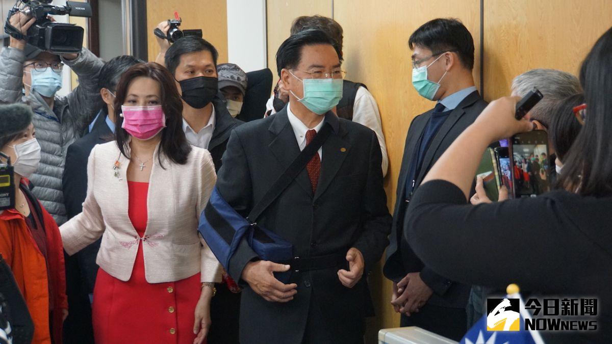 ▲外交部長吳釗燮右手受傷，戴著護具上班。（圖／記者呂炯昌攝，2021.02,.18）  