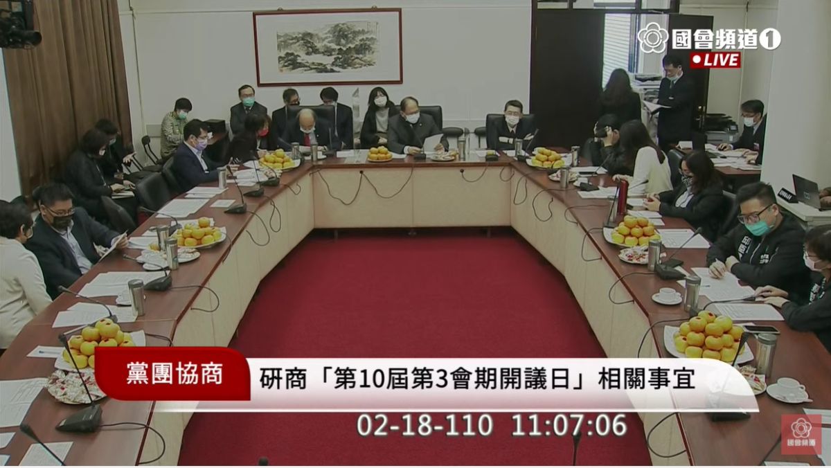 ▲立法院各黨團18日上午進行朝野協商，決議於26日開議，屆時將邀請行政院長蘇貞昌到立院針對新冠肺炎篩檢、疫苗整備、百億養豬基金進行專報，並備質詢。（圖／翻攝國會直播。）