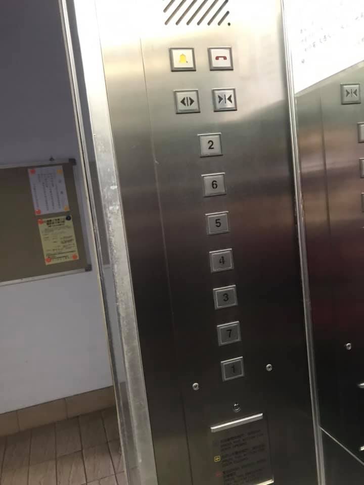 ▲原PO分享外送時，遇到電梯按鈕設計十分詭異的情況。（圖／翻攝外送員的奇聞怪事臉書）