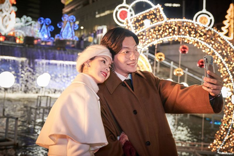 ▲▼李東輝(上下圖右)片中與大陸女星陳都靈飾演一對情侶。(圖/華映娛樂)