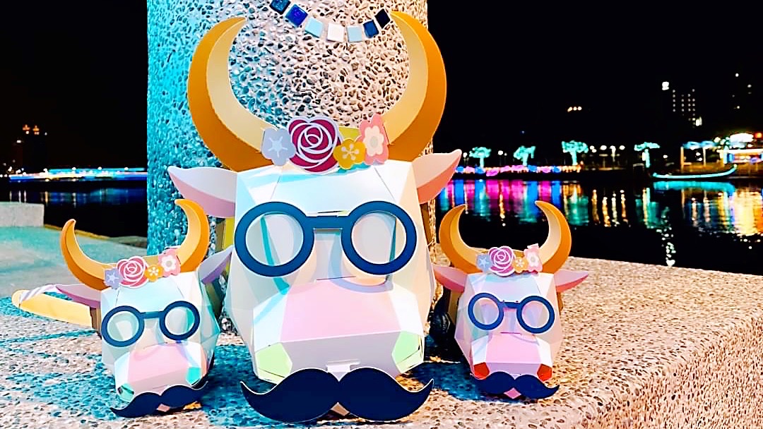 ▲高雄市牛年小提燈「牛揹揹」2月19上午9點起，民眾可至就近區公所領取，也將在壽山動物園限量發送。（圖／高市觀光局提供）