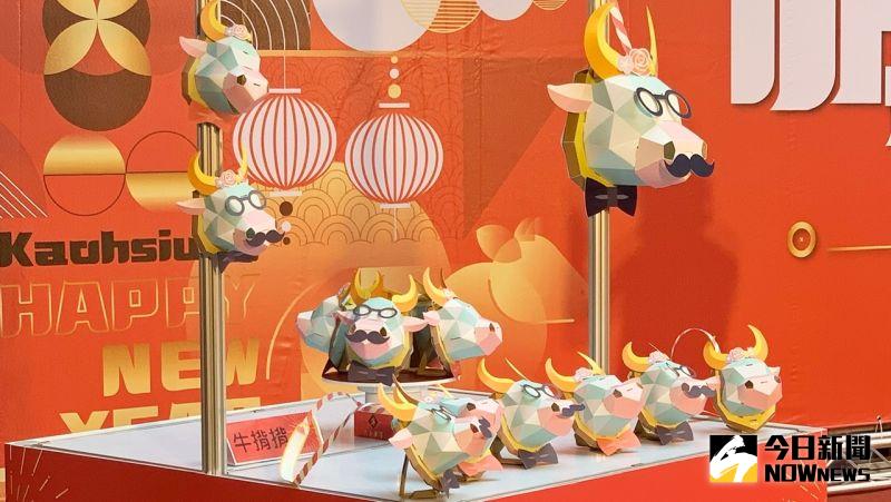 ▲高雄市牛年小提燈「牛揹揹」2月19上午9點起,民眾可至就近區公所領取,也將在壽山動物園限量發送。(圖/記者陳美嘉攝,2021.02.17)