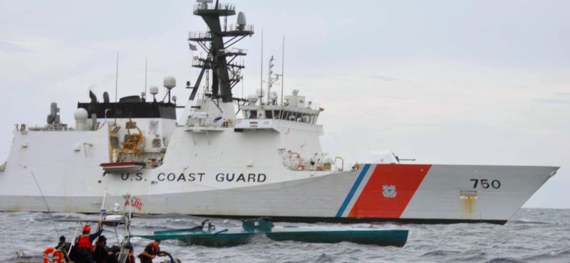 ▲美國海岸巡防隊船隻艦首兩側漆上紅色寬帶中有隊徽，後有藍色細帶，以供識別。（圖／美國海岸巡防隊網站）