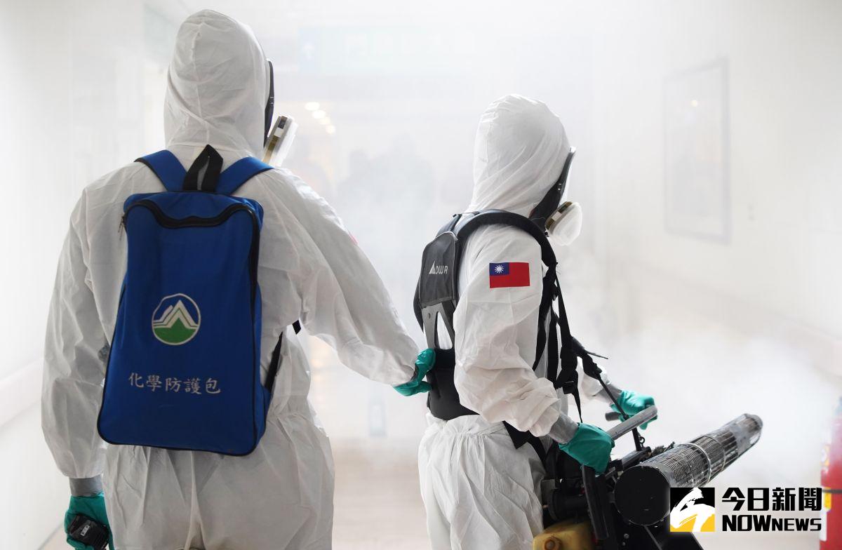 ▲部桃醫院明日將重新營運，今日下午請陸軍33化學兵再次進駐醫院，並逐層進行消毒作業。（圖／記者李春台攝，2021.02.18）