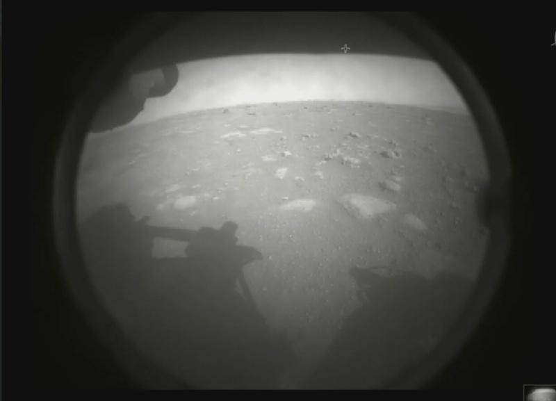 ▲▼美國太空總署(NASA)的火星探測器「毅力號」,已於台灣時間19日凌晨順利降落火星,並第一時間傳回照片。(圖/美聯社/達志影像)