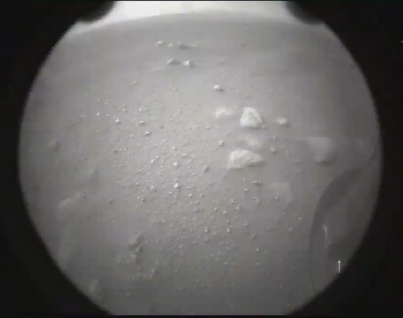 ▲▼美國太空總署(NASA)的火星探測器「毅力號」,已於台灣時間19日凌晨順利降落火星,並第一時間傳回照片。(圖/美聯社/達志影像)