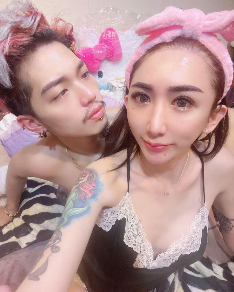 ▲▼罔腰(右)與男友經常秀恩愛。(圖/罔腰IG)