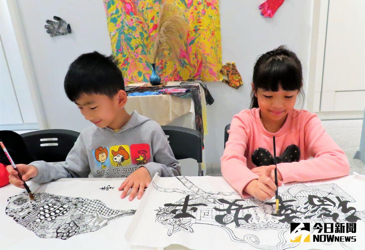▲汐止分館特別推出免費的「書中有畫」創意禪繞畫書法課，透過結合書法與纏繞畫的創意活動，幫助孩子「收心」，做好開學的準備。（圖／記者陳志仁攝，2021.02.19）