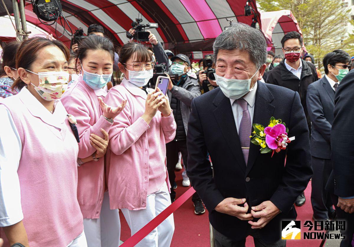 ▲部桃醫院因醫護人員群聚感染停止運營，經歷37天的重新整備，今（19）日正式復工，衛福部長陳時中在復工典禮感性發言，向部桃團隊深深鞠躬、致謝，直言「我們辛苦地走過來了」，部長將永遠跟大家站在一起！（圖／記者葉政勳攝影）