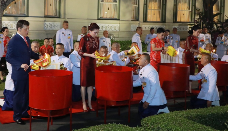 ▲泰王瓦吉拉隆功（左起）本月12日率王后蘇堤達、長女帕公主，以及貴妃詩妮娜等後宮女眷，一同參加新年祭祀活動。（圖／翻攝自推特）