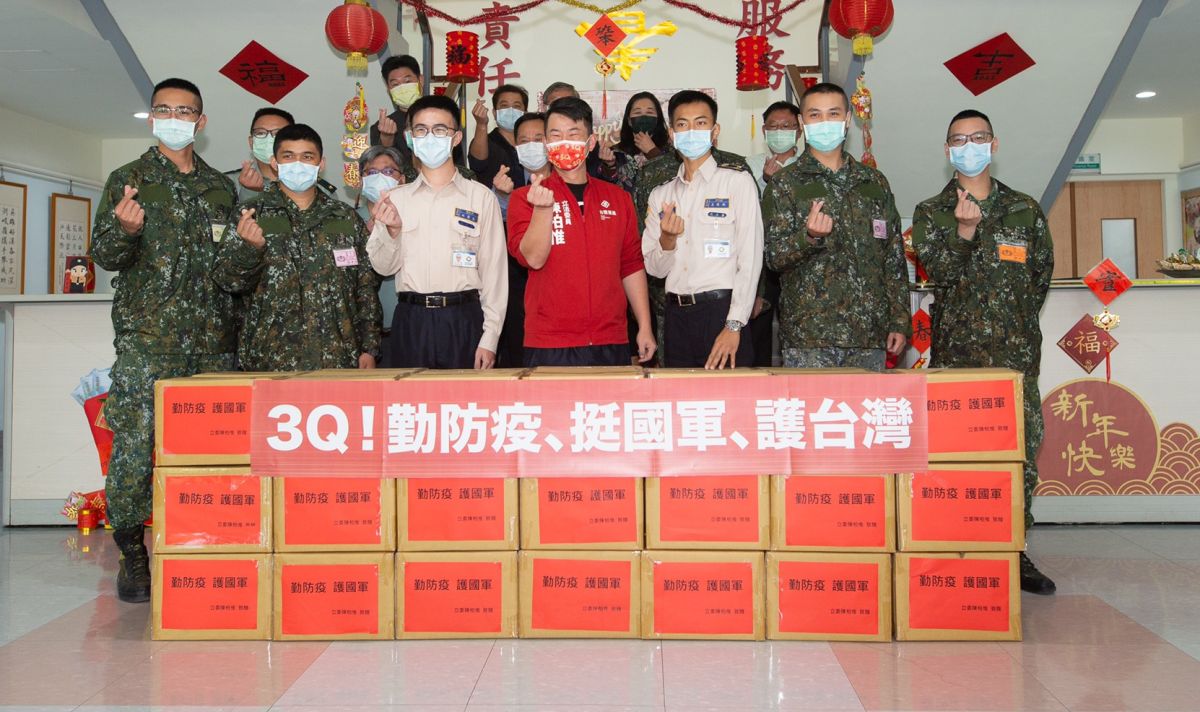 ▲立委陳柏惟前往台中烏日成功嶺致贈乾洗手，作為國軍新訓中心與替代役中心的防疫物資(圖／柳榮俊攝2021.2.19)