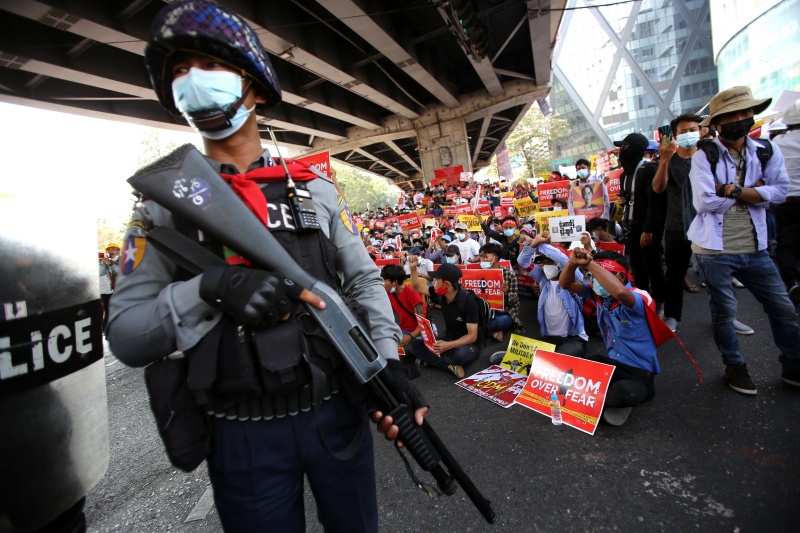 ▲緬甸軍方昨日對民眾開實彈槍，導致2人死亡，引發國際社會關注。歐盟外交政策首長強烈譴責緬軍作為，並表示將作出適當決定。（圖／美聯社／達志影像）