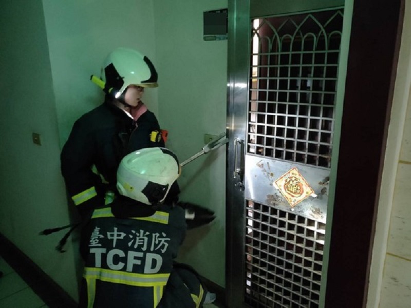 ▲豐原分局頂街派出所員警與消防隊破門救援陳姓婦人(圖/記者鄧力軍翻攝)