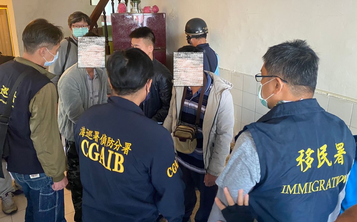 ▲移民署南區事務大隊屏東專勤隊會同海巡署偵防分署屏東查緝隊查獲失聯移工。(圖／記者黃守作翻攝，2021.02.19)