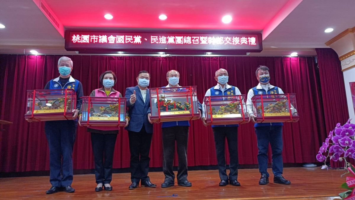▲受到疫情影響，桃園市議會國民黨團、民進黨團新卸任總召暨幹部交接典禮首度聯合辦理。議長邱奕勝（左三）致贈國民黨團新任幹部紀念品。（圖／桃園市議會國民黨團提供）