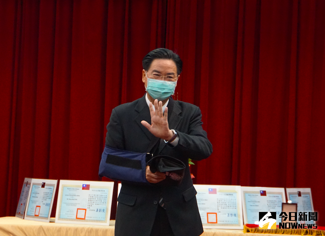 ▲外交部長吳釗燮驚傳手受傷，他說明原因是長年運動造成肌腱與關節傷害，經過手術之後復原情況良好。（圖／記者呂炯昌攝，2021.02.19）