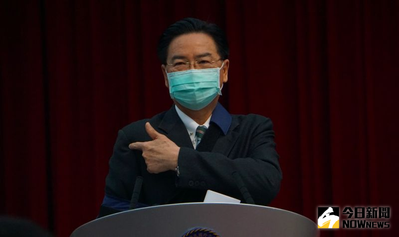 ▲外交部長吳釗燮驚傳手受傷,他說明原因是長年運動造成肌腱與關節傷害,經過手術之後復原情況良好。(圖/記者呂炯昌攝,2021.02.19)