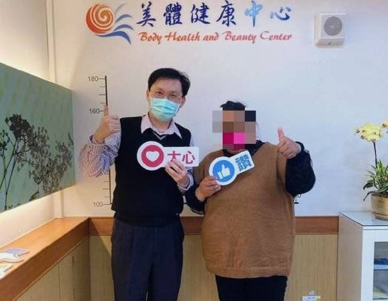 ▲蔡明憲醫師(左)與病態肥胖患者林小姐(右)開心合照，慶祝胃縮小手術成功。（圖／高雄健仁醫院提供）