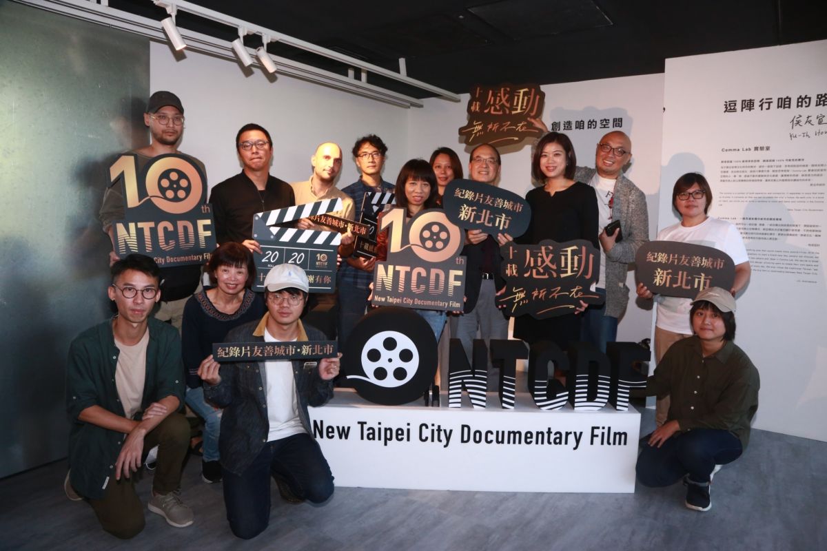 ▲新聞局長蔣志薇與評審及優選導演合影，共享喜悅，並鼓勵導演持續創作。（圖／新北市政府新聞局提供）