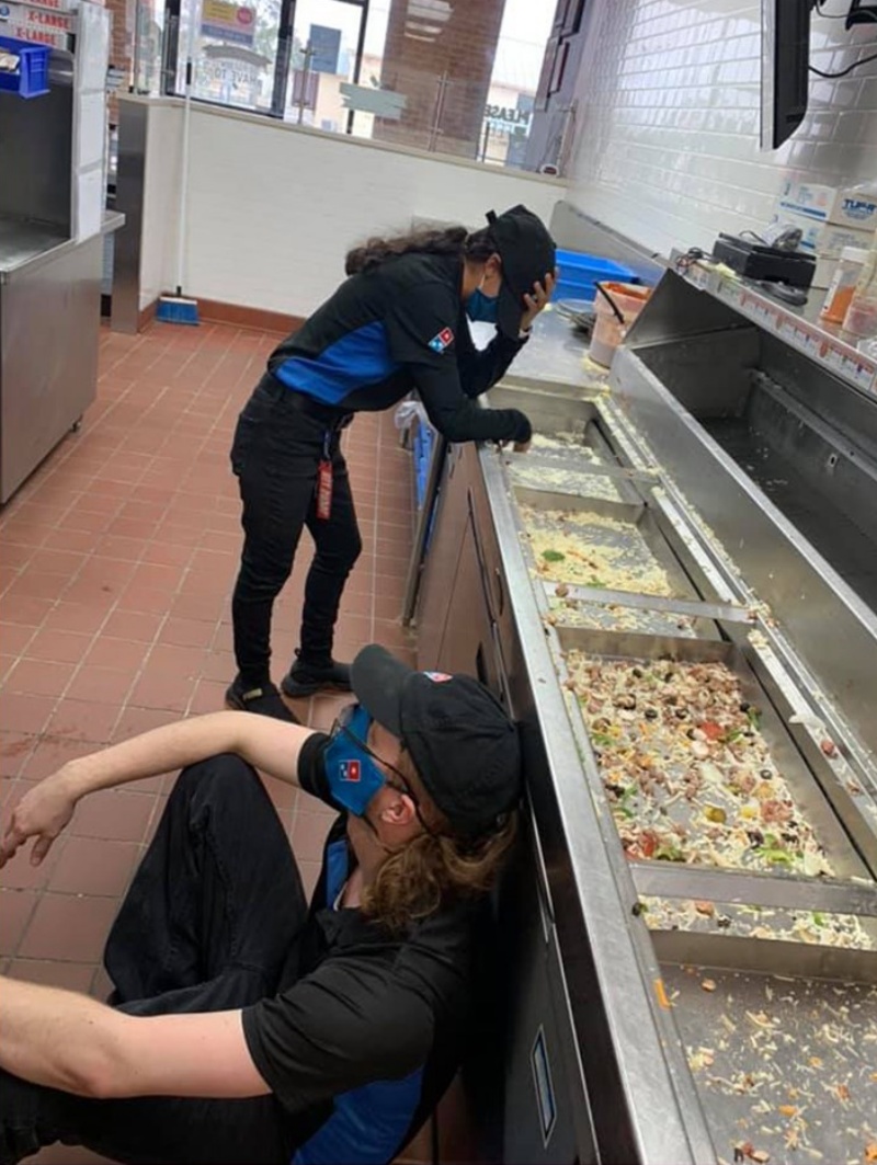 ▲德州近日遭遇百年來最嚴重暴風雪，許多人家無電可用，這時聖安東尼奧（San Antonio）所有披薩店都暫時歇業，只有一家達美樂（Dominos）披薩店仍正常營業，員工幾乎累癱。（圖／翻攝自今日美國）