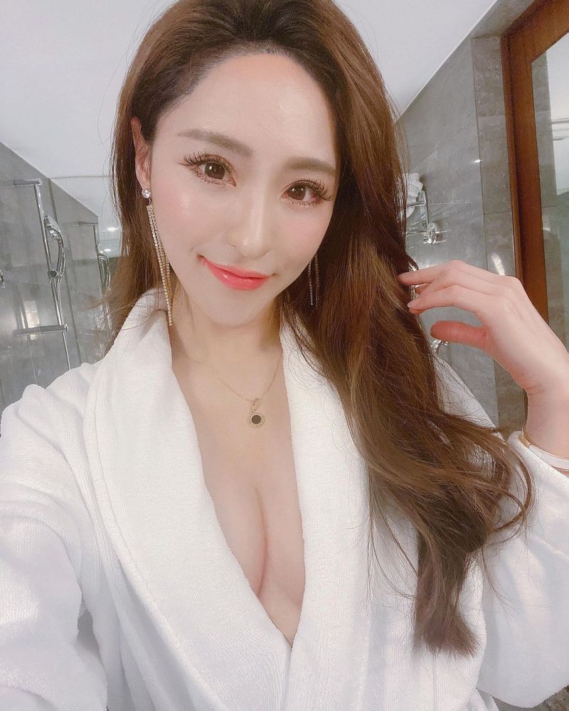 ▲貝琪敞開浴袍,裸露美胸。(圖/貝琪IG)