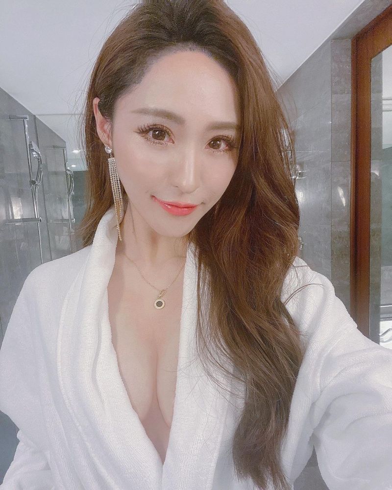 ▲貝琪敞開浴袍,裸露美胸。(圖/貝琪IG)