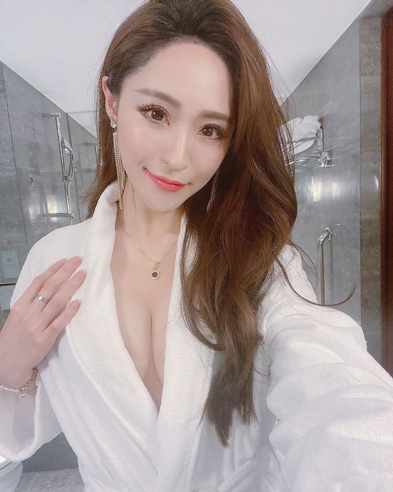 ▲貝琪敞開浴袍,裸露美胸。(圖/貝琪IG)
