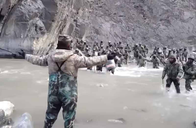 ▲繼中國軍事官媒19日首度曝光去年中印衝突時，中方的傷亡數字後，《央視》也公布了當天衝突現場畫面，面對大批印軍渡河而來，解放軍團長祁發寶試圖張開雙臂阻擋。（圖／擷取自影片）