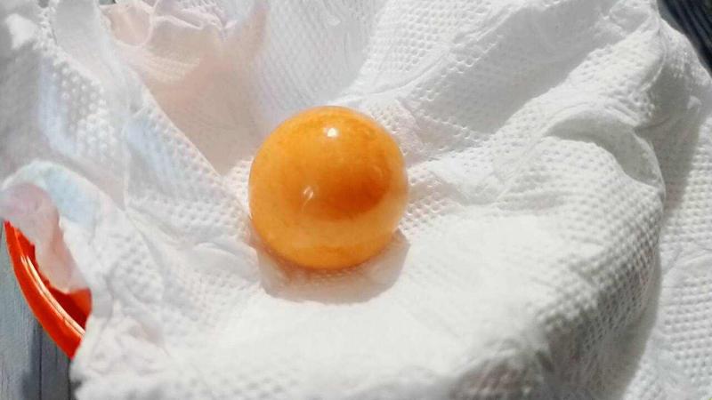 ▲泰國一位男子下班回家路上買海螺給老婆吃，結果竟咬出價值百萬的珍珠。（圖／翻攝自《World Today News》）