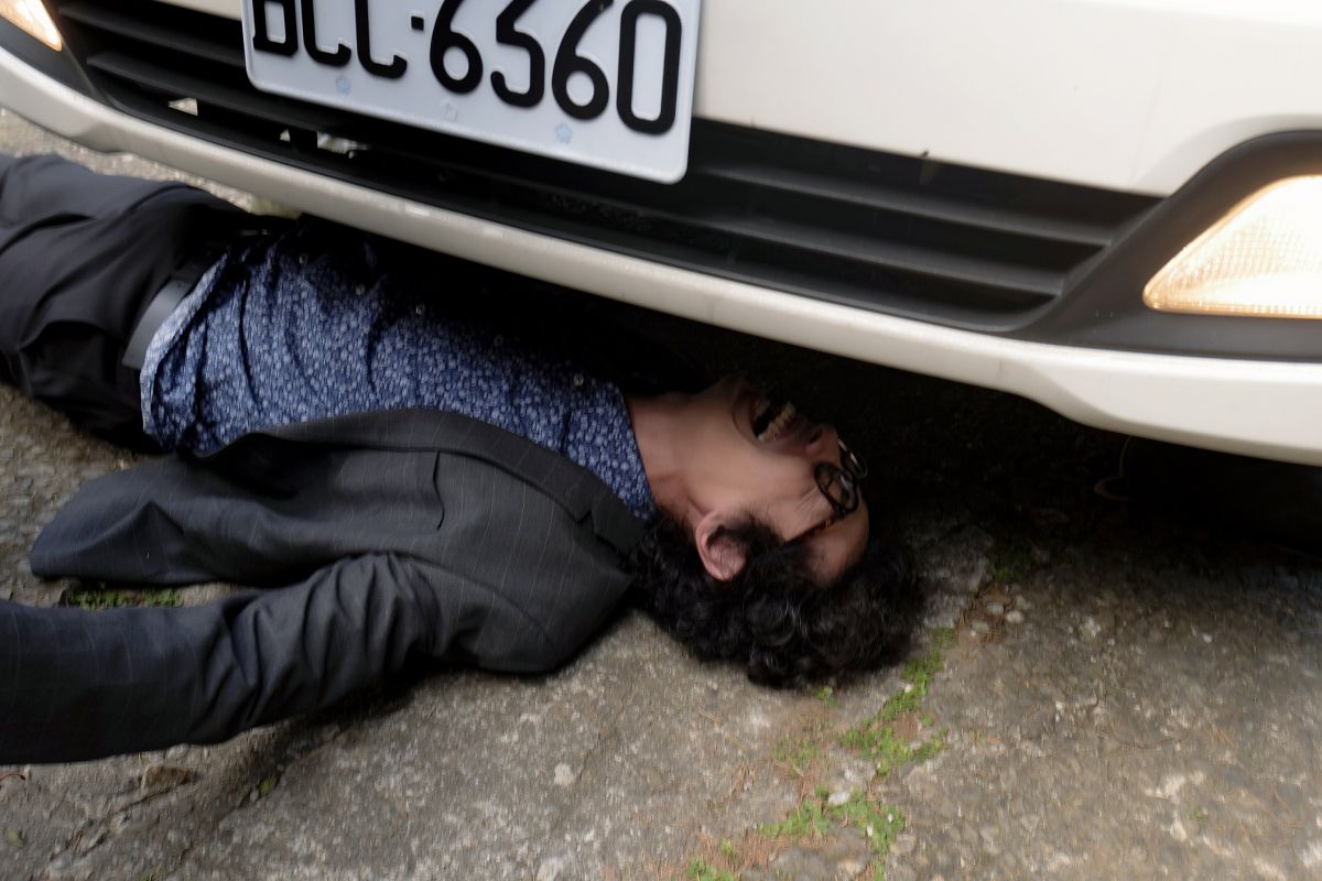 ▲馬念先被車壓在車底。（圖／東森提供）