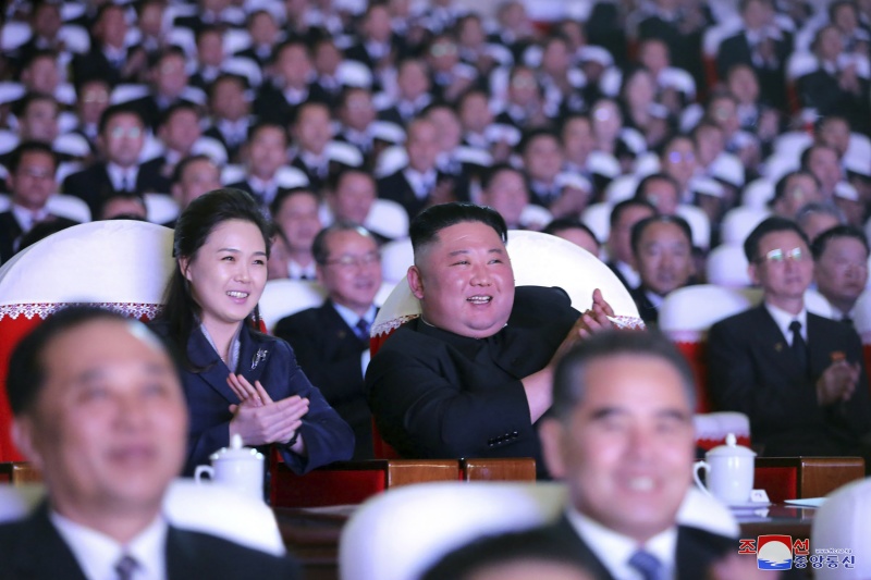 ▲神隱一年多，北韓第一夫人李雪主，終於在16日的光明星節，與金正恩一同現身。（圖／美聯社／達志影像）