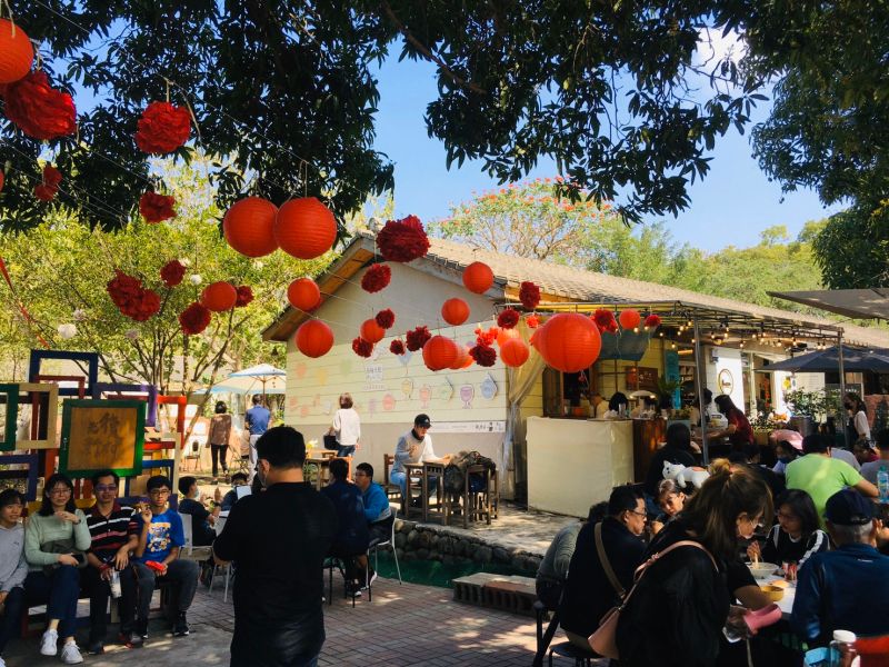 ▲光復新村老宅處處懸掛五彩繽紛燈籠,展現古典元宵氛圍(圖/參山處提供2021.2.20)