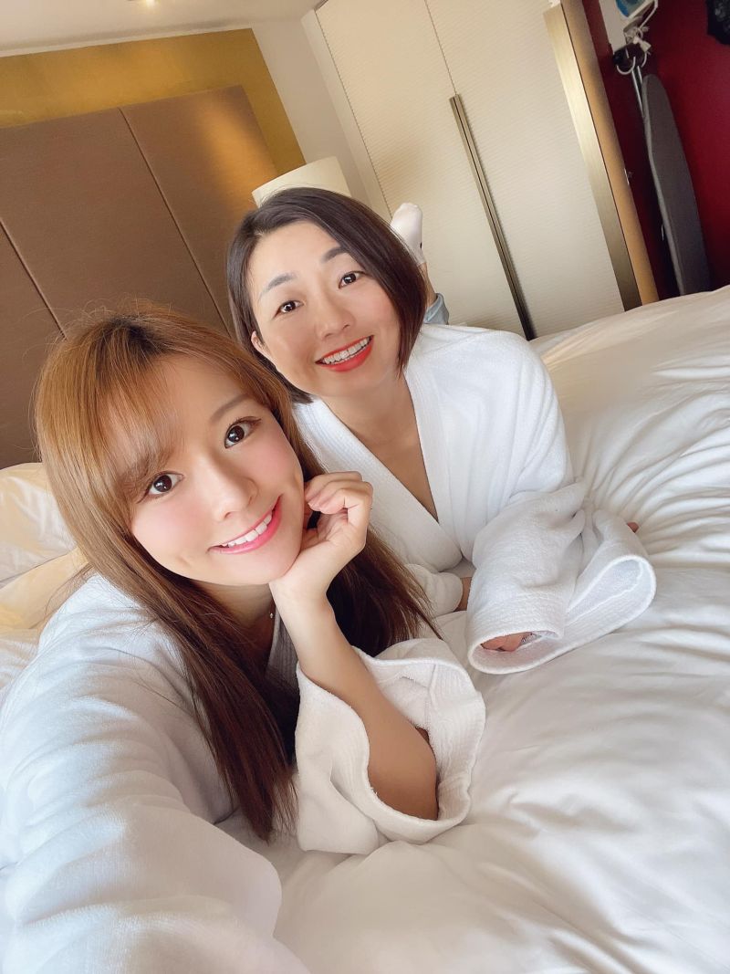 ▲林莎媽媽(右)難得曝光。(圖/林莎臉書)