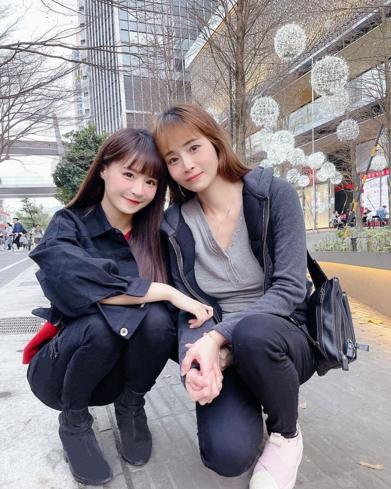 ▲林莎閨密、女星元元與媽媽也是姊妹款。(圖/元元IG)