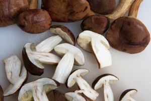▲香菇你都吃哪一種？營養師高敏敏表示，不論是杏鮑菇、松露、金針菇還是蘑菇，「他們都是菇類，同時也是蔬菜的一種」。（示意圖／翻攝自《pixabay》）