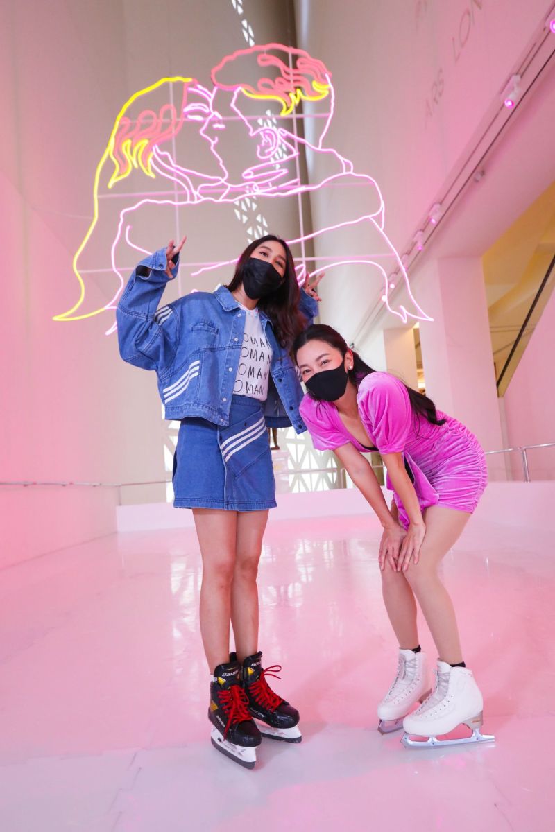 ▲泰國當代美術館（MOCA）因應情人節將展覽空間打造成溜冰場，並打上粉紅燈光，讓許多民眾直呼「太夢幻了！」（圖／翻攝自MOCA臉書）