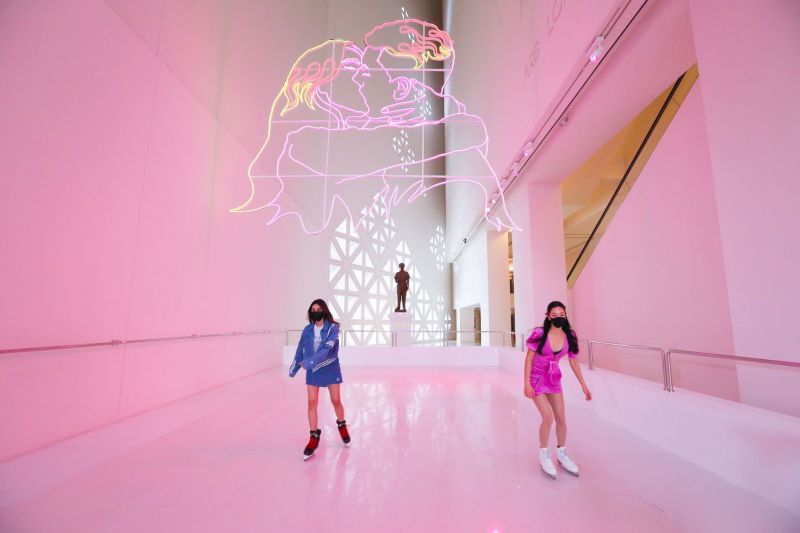 ▲泰國當代美術館（MOCA）因應情人節將展覽空間打造成溜冰場，並打上粉紅燈光，讓許多民眾直呼「太夢幻了！」（圖／翻攝自MOCA臉書）