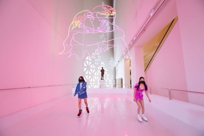 ▲泰國當代美術館(MOCA)因應情人節將展覽空間打造成溜冰場,並打上粉紅燈光,讓許多民眾直呼「太夢幻了!」(圖/翻攝自MOCA臉書)