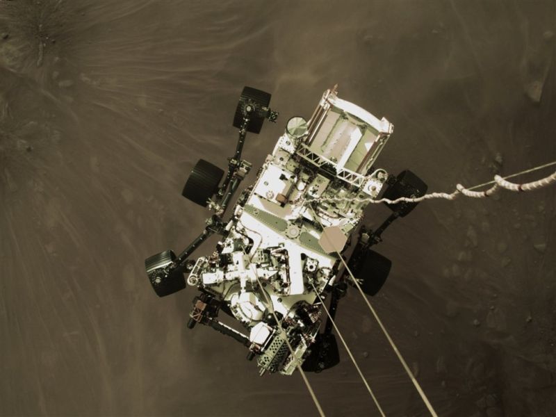 ▲美國國家航空暨太空總署（NASA）19日發布火星探測車「毅力號」藉由電纜緩緩降落火星表面的畫面。（圖取自twitter.com/NASA）