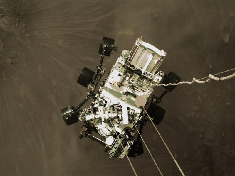 ▲美國國家航空暨太空總署(NASA)19日發布火星探測車「毅力號」藉由電纜緩緩降落火星表面的畫面。(圖取自twitter.com/NASA)