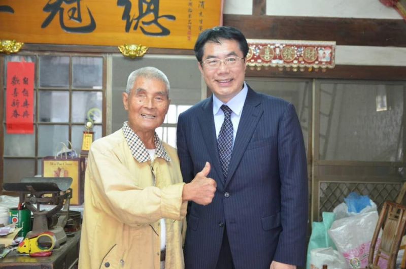 ▲台南市長黃偉哲貼出與崑濱伯的合照,希望「崑濱伯安息、無米樂延續」。(圖/翻攝自黃偉哲臉書)