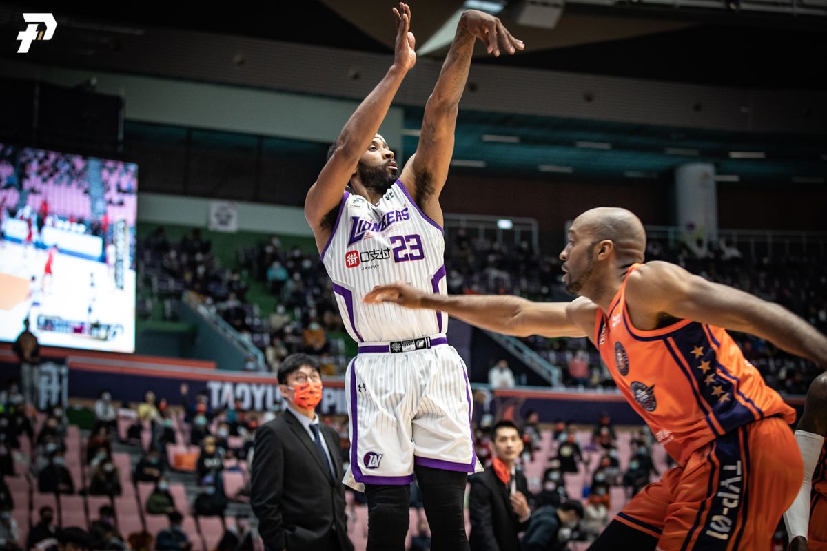 ▲新竹攻城獅洋將狠投繳出30分10藍坂5助攻，總教練林冠綸相當滿意。（圖／P. LEAGUE+提供）