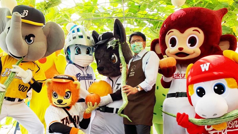 ▲屏東縣長潘孟安與今年熱博彩稻主題「中華職棒大聯盟吉祥物」合體,在熱博瓜果綠廊內一起宣傳屏東農村好食材。(圖/屏東縣政府提供)