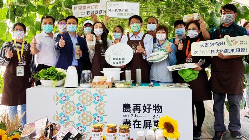 ▲屏東縣長潘孟安與屏東媳婦、藝人邵庭及與會人員合影。(圖/屏東縣政府提供)