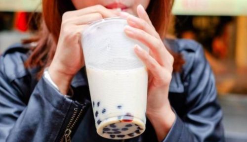 ▲「手搖杯飲料」吸管該怎插？知情人揭3優勢。（示意圖／達志影像／美聯社）